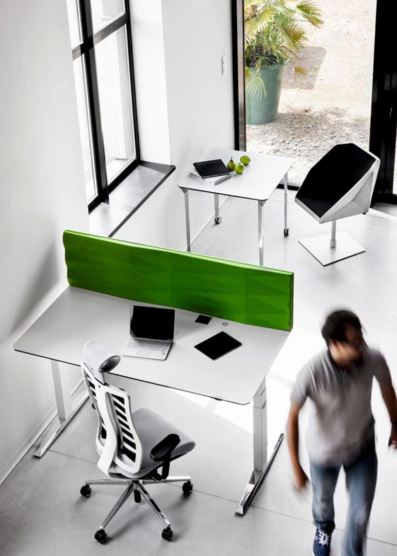 zielona ścianka akustyczna na biurku