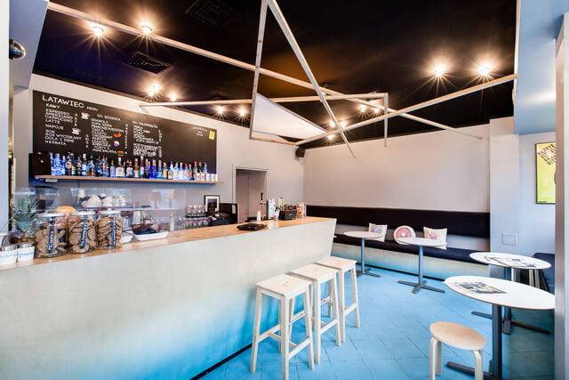 duży bar w kawiarni z niebieską podłogą