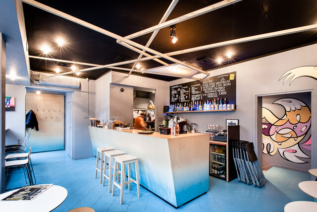 niebieska podłoga w kawiarni z kolorowymi szkicami