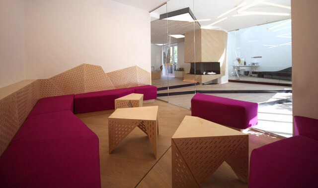 fioletowe siedzeniaz kartonowymi stołami