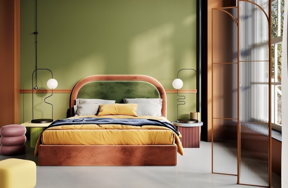 zielona oliwkowa ściana z pomarańczowym łóżkiem sypialnianym i półokrągłym zagłówkiem