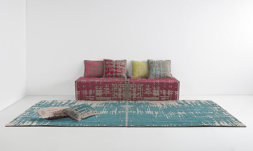 niebieski dywan z różową kanapą