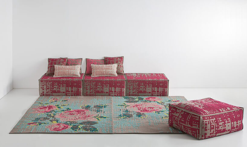 kwiecisty dywan z różową kanapą 