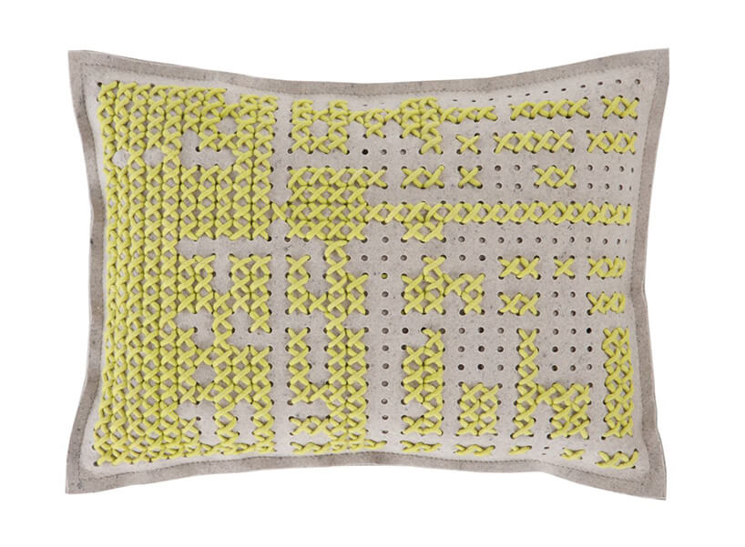 żółta poduszka z wzorem
