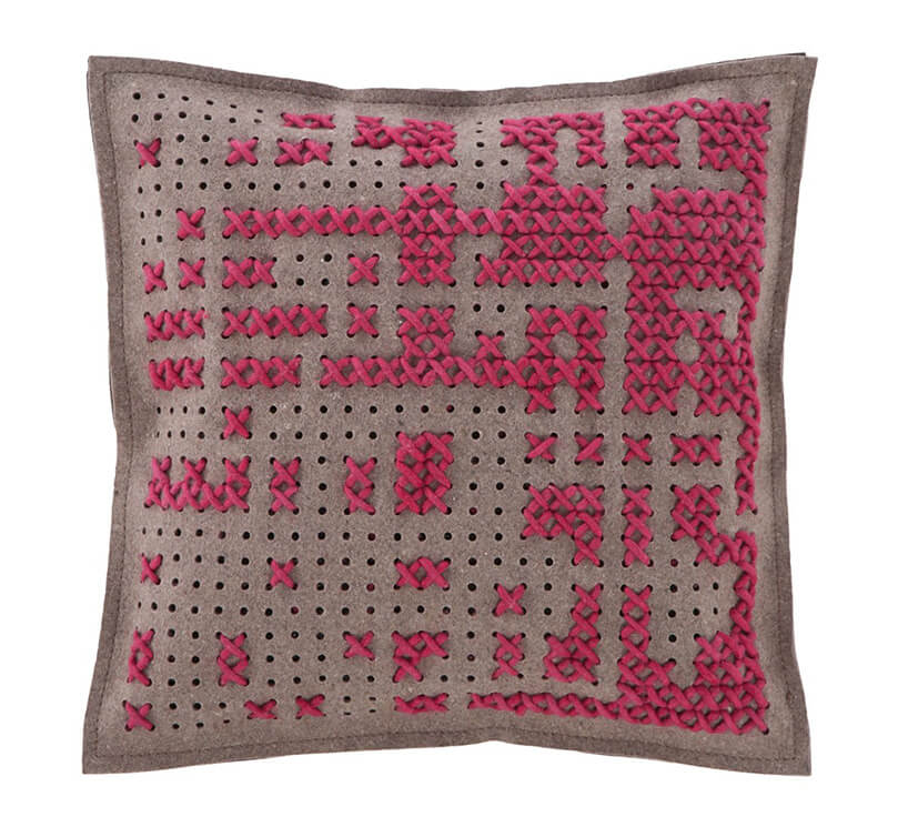 różowa poduszka z wzorem