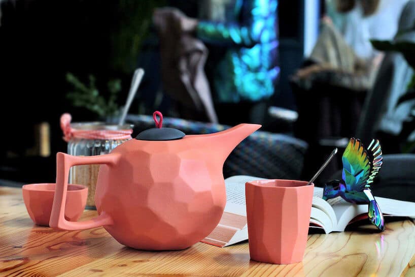 wyjątkowy różowy zestaw Limbo projektu Modus Design na stole z drewnianym blatem