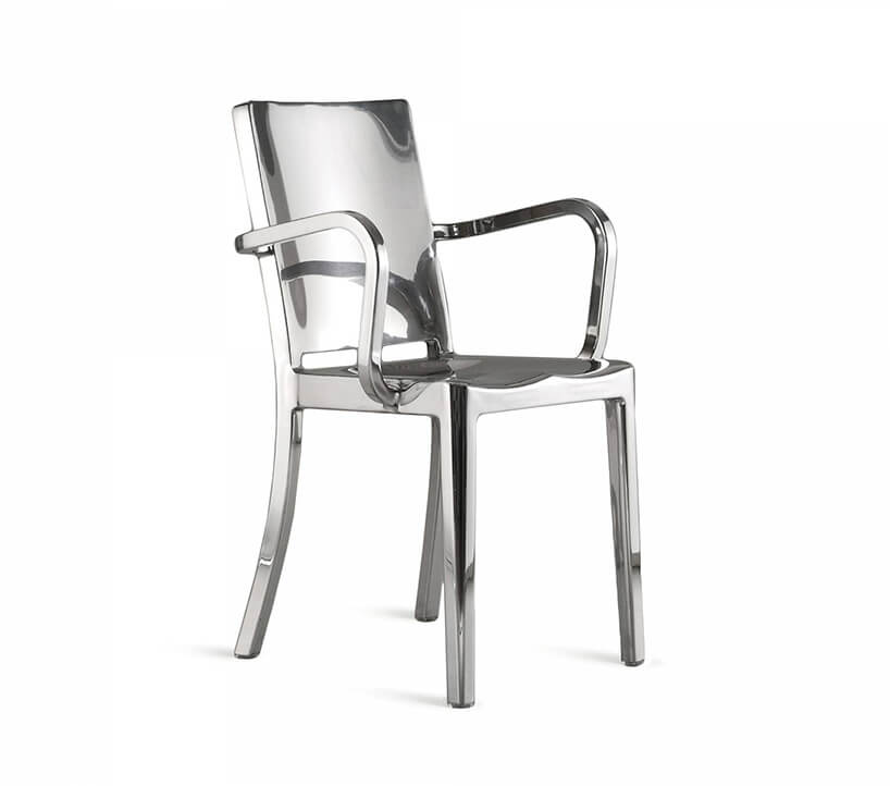 błyszczące aluminiowe krzesło