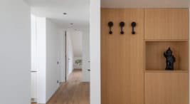 elegancki biały apartament na poddaszu z drewnianymi elementami projektu pracowni Komon Architekti
