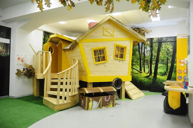 drewniany domek z zieloną sztuczną trawą na wystawie