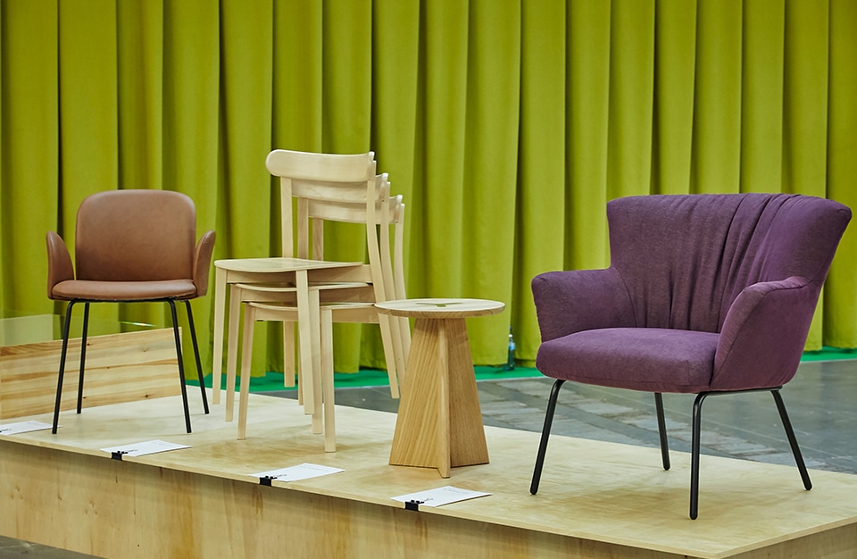 arena design 2020 - fioletowe krzesła na podeście z zieloną zasłoną w tle