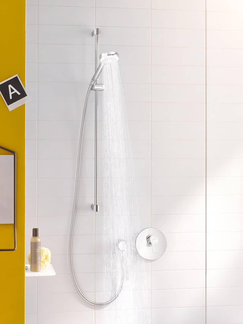 bateria prysznicowa w biało-żółtej łazience