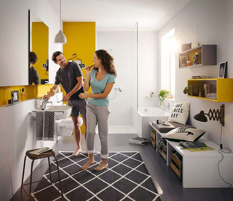 para w nowoczesnej białej łazience z żółtymi dodatkami