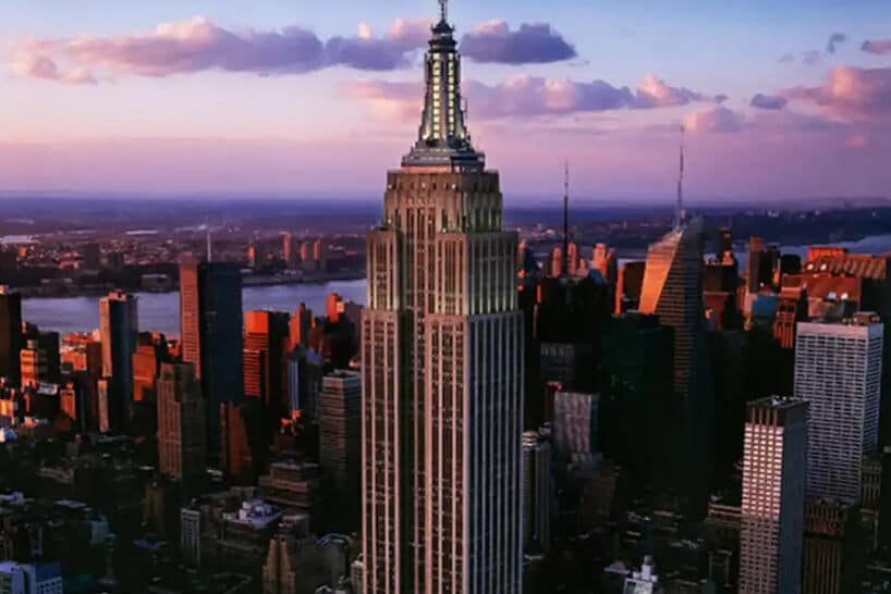 zdjęcie zwieńczenia biurowca Empire State Building podczas zachodu słońca