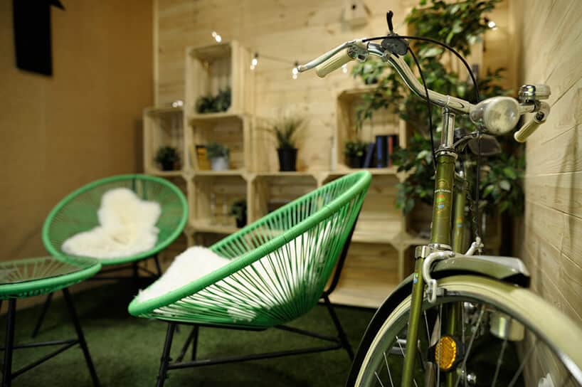 dwa zielone fotele z plastikowych pasków obok starego zielonego roweru w przestrzeni relaksacyjnej w biurze