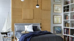 sypialnia z elementem ściany w drewnie oraz szarościach