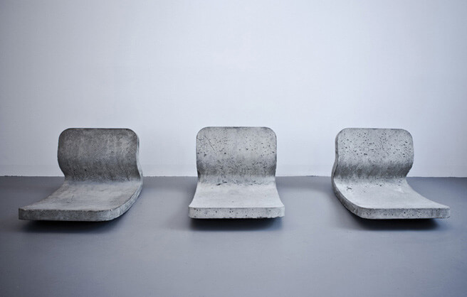 betonowe fotele z możliwością bujania