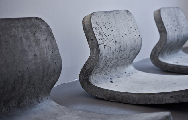 betonowe fotele z profilu