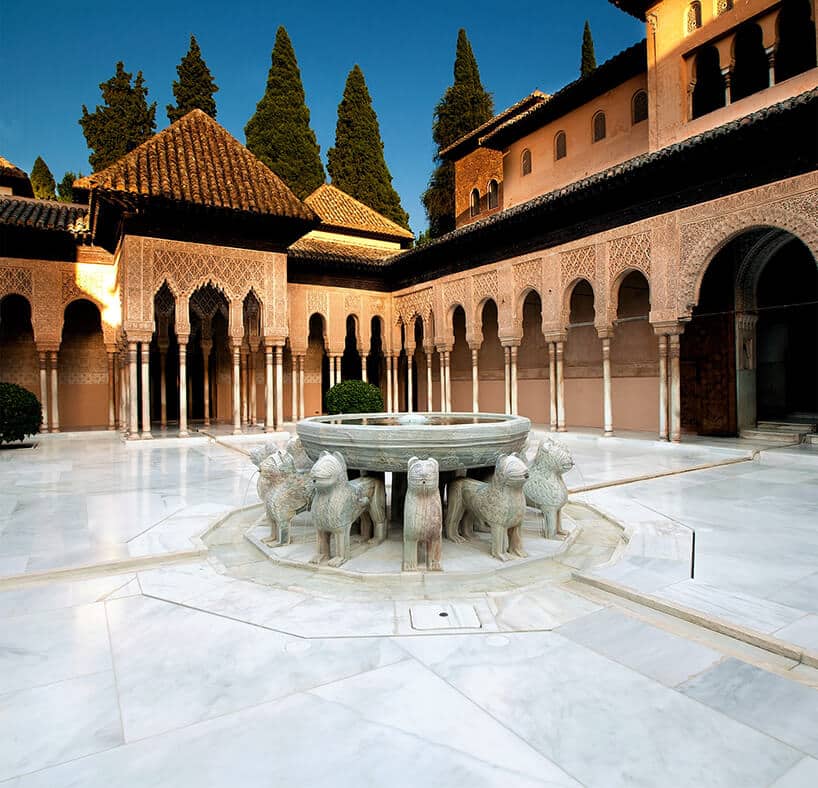 biały plac z marmur Blanco Macael w Pałacu Alhambra