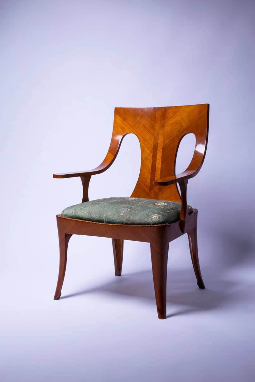 klasyczne jasno-brązowe krzesło od Jana Bogusławskiego