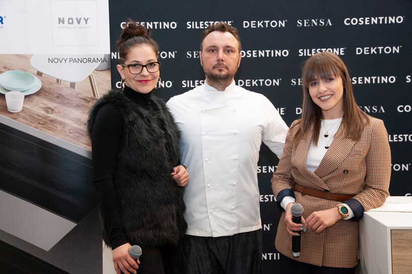 mężczyzna stojący pomiędzy dwoma kobietami na Design od Kuchni 2019