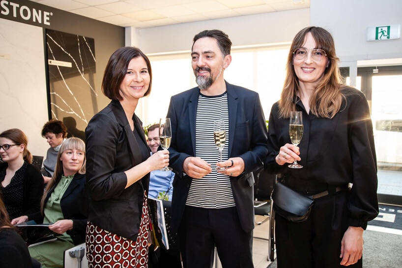 trzy osoby z kieliszkami szampana podczas Design od Kuchni 2019