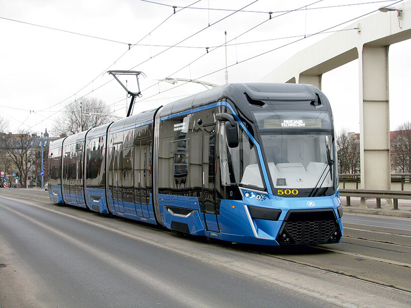 niebieski tramwaj niskopodłogowy