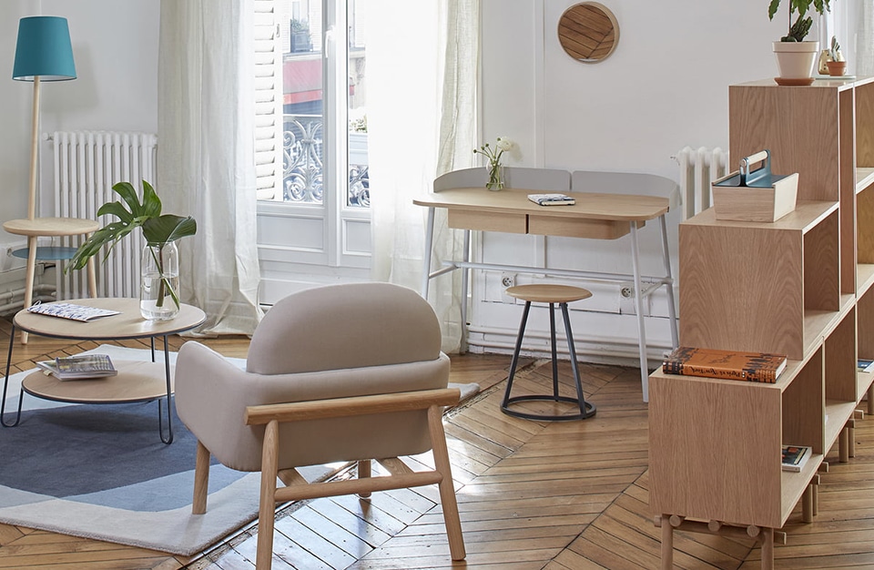 proste nowoczesne biurko Victor od Harto w aranżacji białe salonu z drewnianymi meblami i podłogą