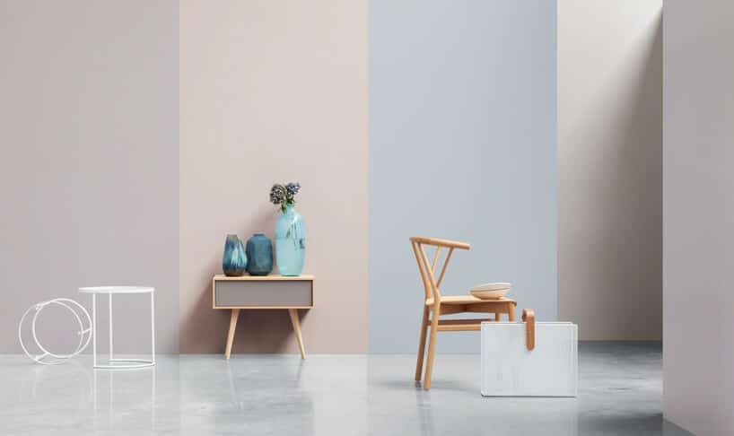 pastelowe ściany jako tło dla drewnianej szafki z trzema wazonami drewnianego krzesła