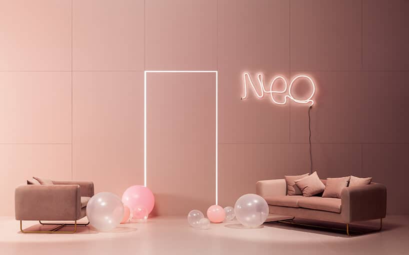 różowe wnętrze z neonem na ścianie i rózową sofą i fotelem pośród balonów