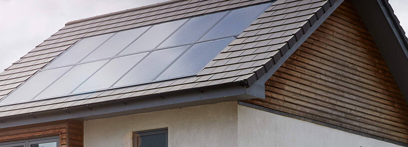 panele słoneczne na poziomie dachu