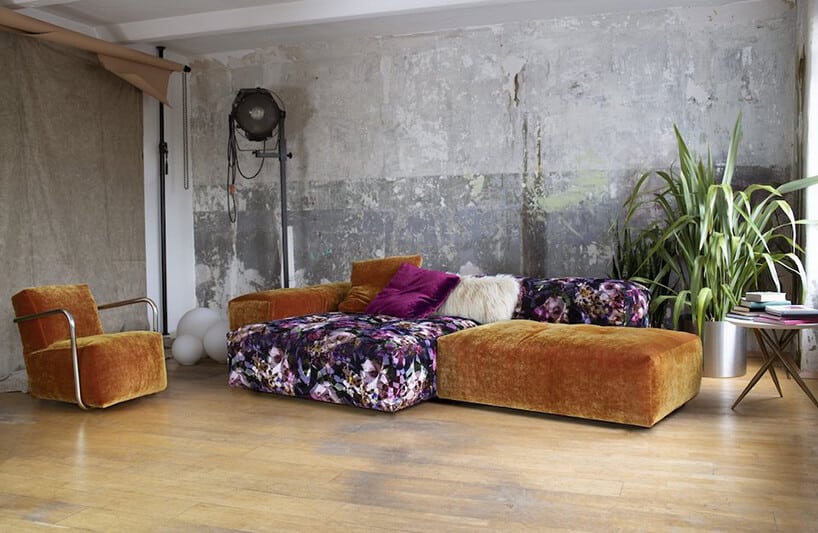 pofabryczne wnętrze z wysoką lampą i dużym kwiatem z elegancką sofą i fotelem z kolekcji Drop City