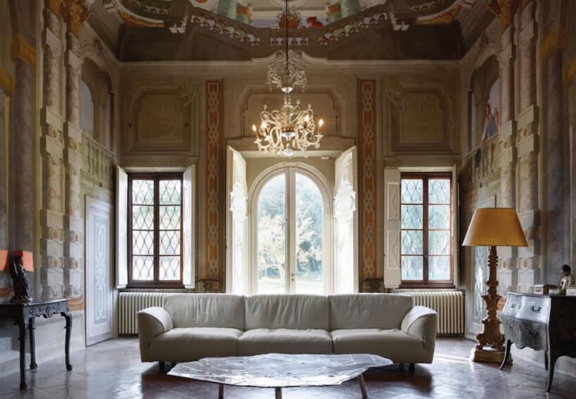 eleganckie klasyczne wnętrze z zabytkowymi meblami z dużą biała sofą Grande Soffice