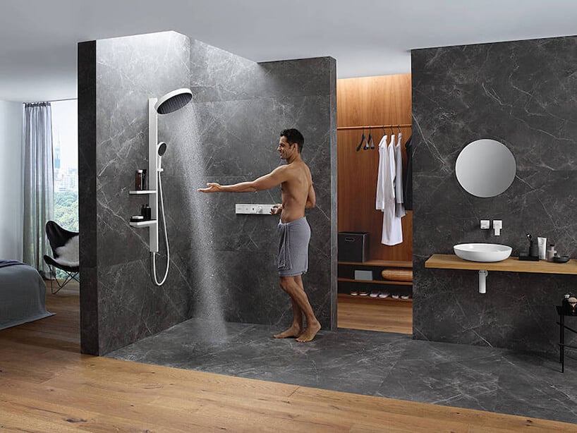 ekskluzywny zestaw prysznicowy Hansgrohe linia Rainfinity w aranżacji szarej kamiennej łazienki