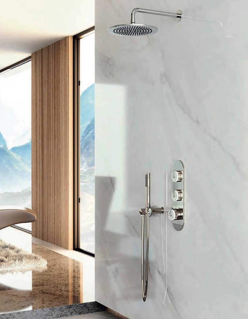 ekskluzywny zestaw prysznicowy od GRAFF linia MOD+ w białej kamiennej łazience