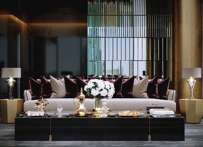 luksusowe wnętrze apartamentu w Dubaju od Covet House niski czarny stół ze złotymi wykończeniami w ciemnym salonie