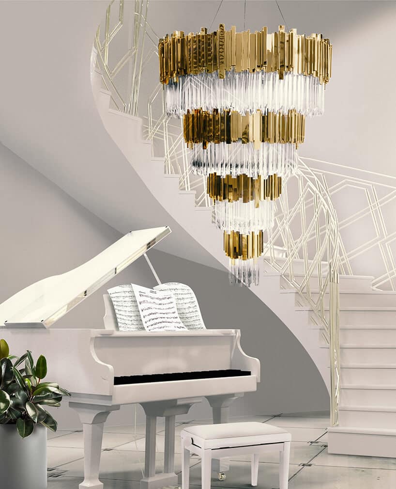 luksusowe wnętrze apartamentu w Dubaju od Covet House białe kręcone schody jako tło dla złotego żyrandolu i białego fortepianu