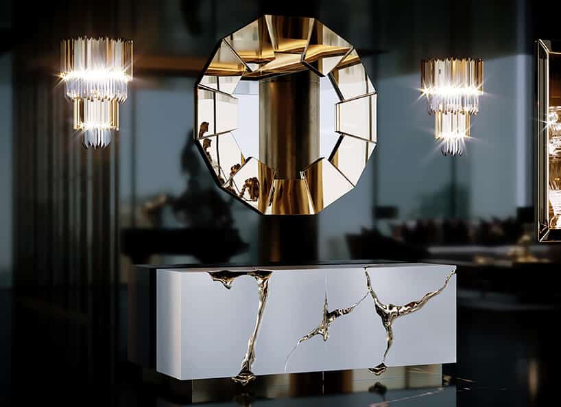 luksusowe wnętrze apartamentu w Dubaju od Covet House piękne lustro ze złotych elementów na ramie na tle czarnej błyszczącej ściany