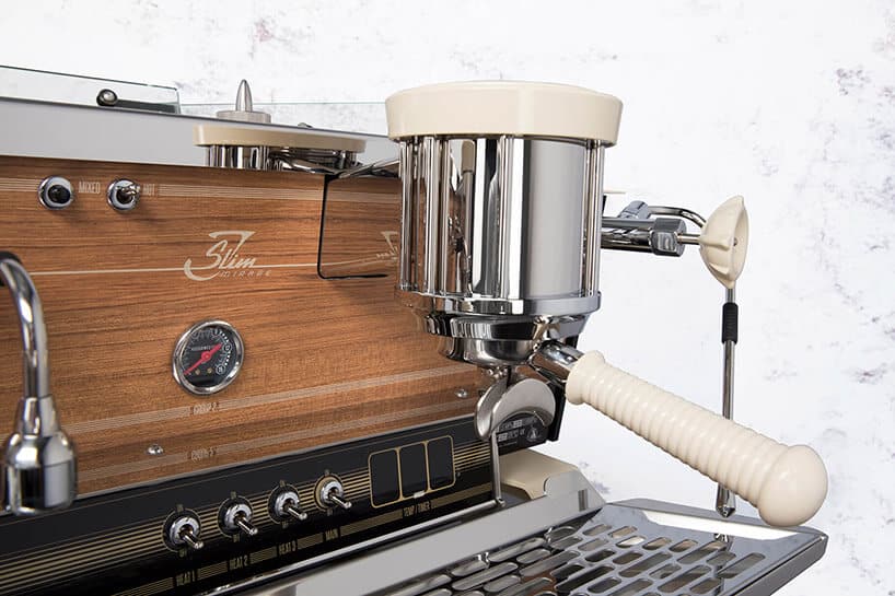 ekspres do kawy z frontem drewnianym i zbliżeniem na jeden pojemnikiem do zaparzania kawy
