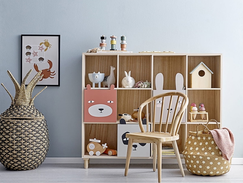 zestaw drewnianych mebli dziecięcych z szafką frontami w kształcie zwierząt i drewnianego krzesła