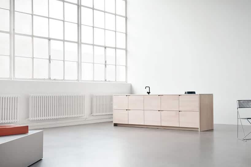 nowoczesna drewniana szafka kuchenna w białej przestrzeni loftu nagrodzona w European Product Design Award 2019
