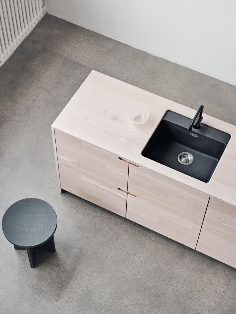 nowoczesna drewniana szafka kuchenna z osadzonym czarnym małym zlewem i baterią nagrodzona w European Product Design Award 2019