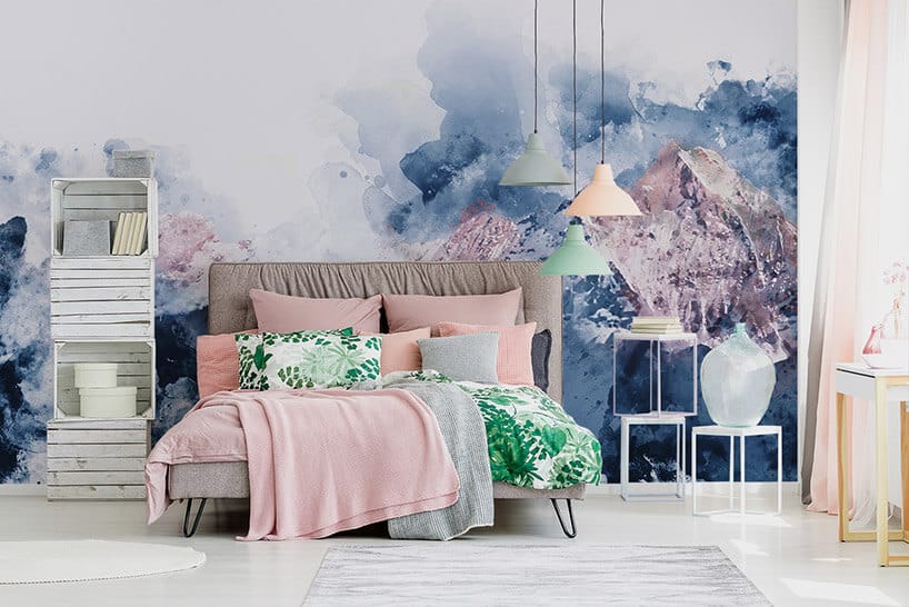 pastelowa tapeta w nieszablonowej sypialni