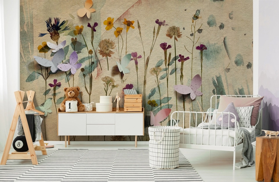 uroczy pokój dziecięcy z tapetą z motywem kwiatowym od Uwalls