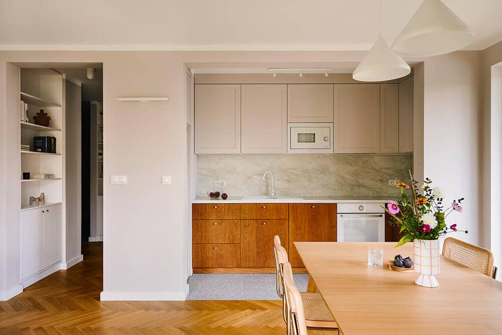 Gdy kontrasty tworzą harmonię – poznańskie mieszkanie w duchu mid-century
