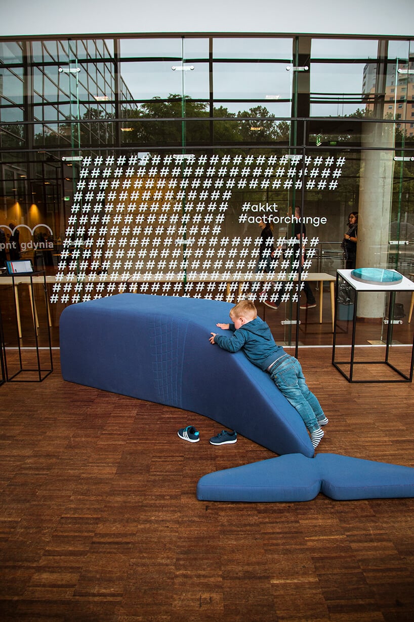 dziecko na niebieskim siedzisku w kształcie wieloryba przy prezentacji #akkt na Gdynia Design Days 2019