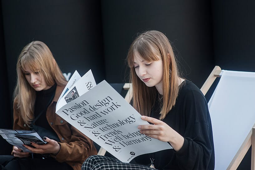 dwie kobiety czytające materiały promocyjne gdynia design days siedząc na leżakach