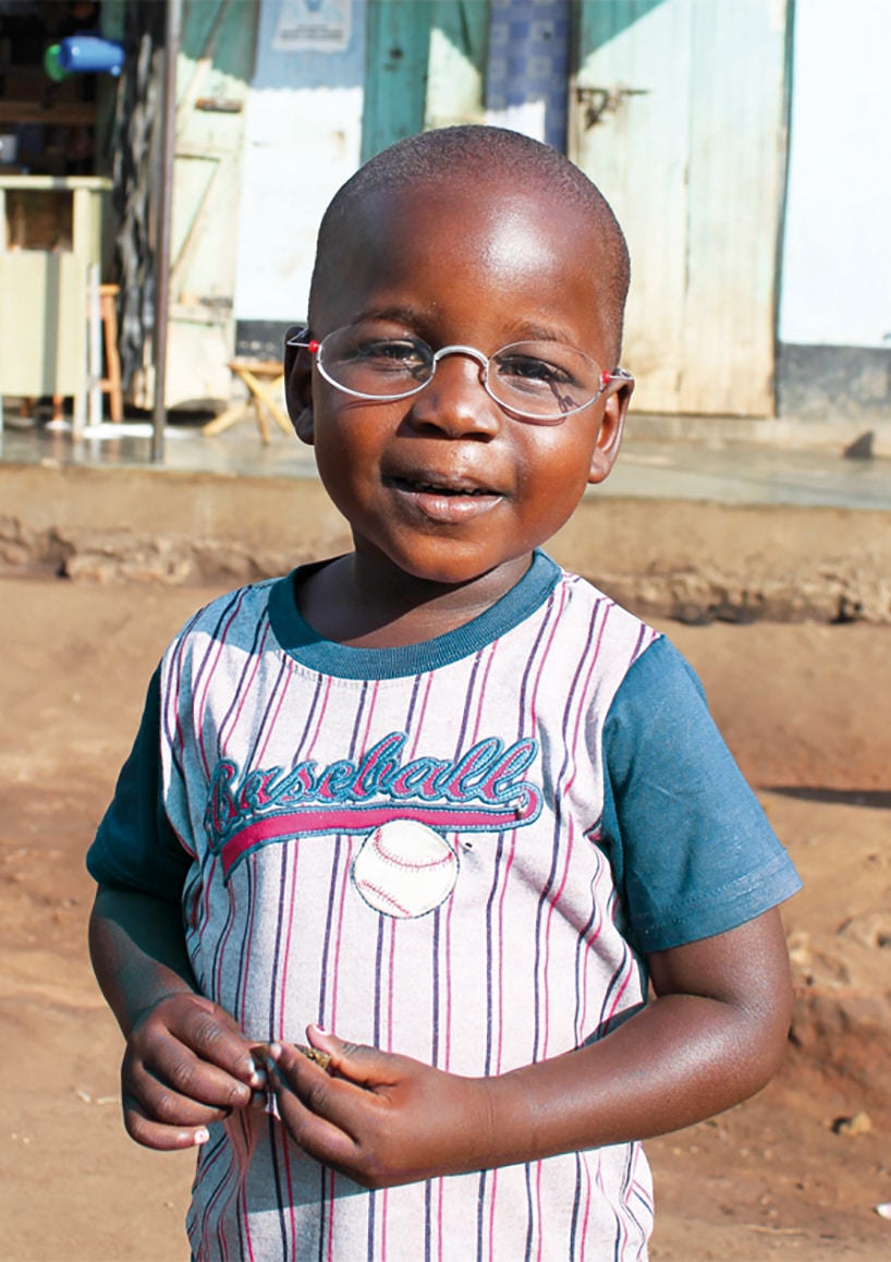 czarnoskóry chłopiec noszący okulary w ramach projektu „The One Dollar Glasses” tanie okulary