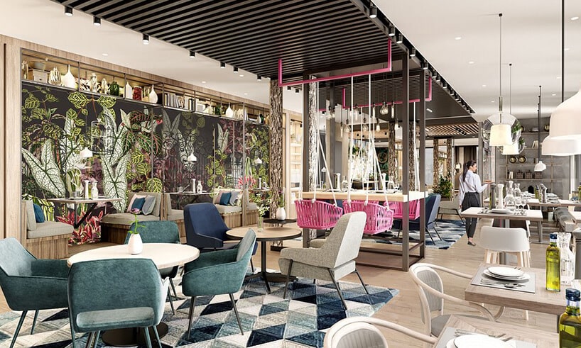 wnętrze hotelu ibis Styles Kraków od Accor przestrzeń jadalna w pastelowych kolorach ze stolikiem z różowymi wiszącymi krzesłami
