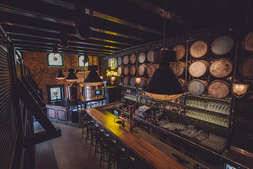 widok z góry na bar w stylu starej drewnianej gorzelni