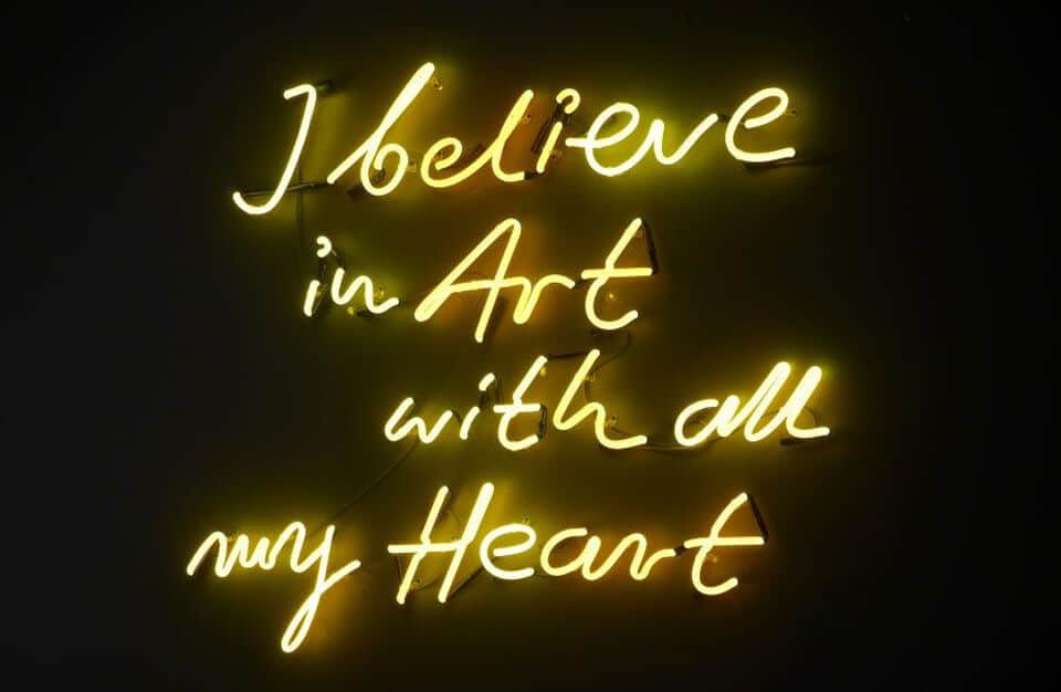 żółty neon z napisem i belive in Art with all my Heart